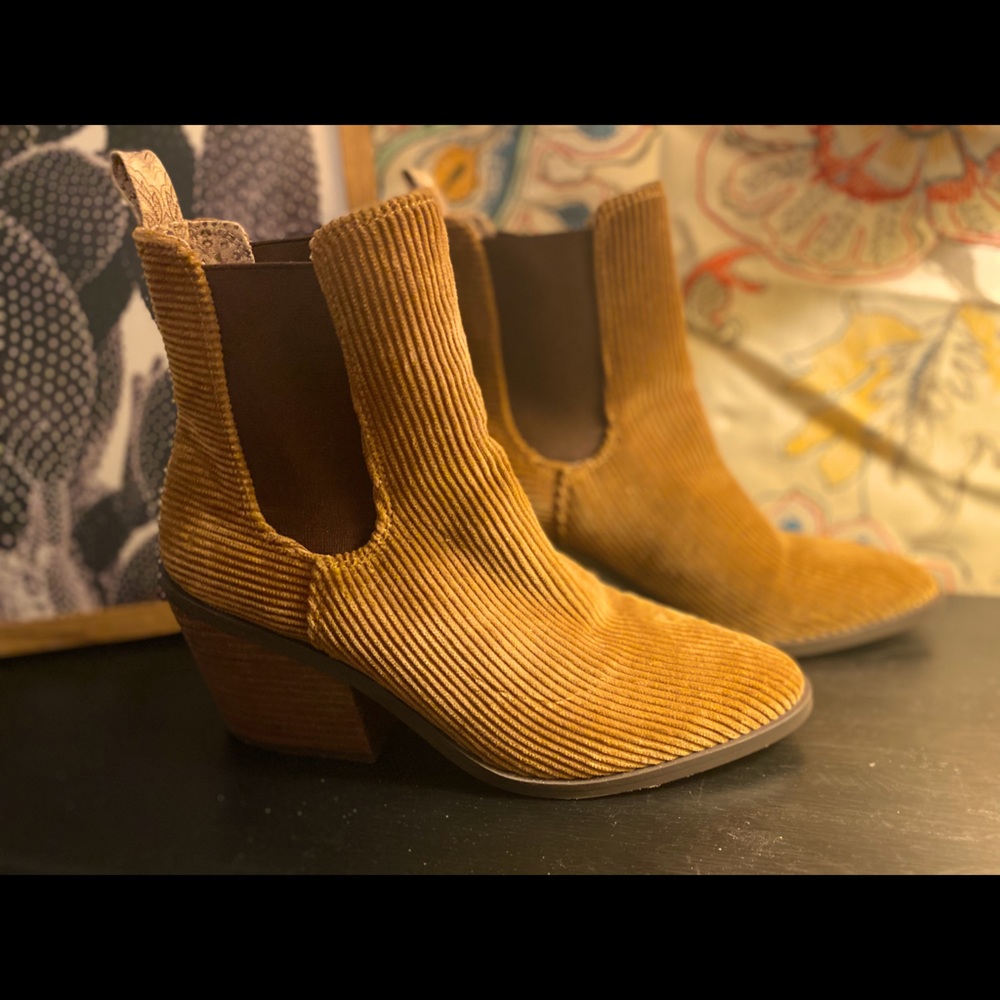 Corduroy light tan Chelsea Boot